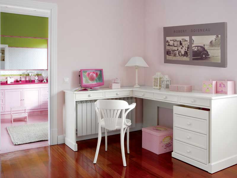 http://www.kidsomania.com/photos/cute-pink-and-white-girls-bedroom-3.jpg
